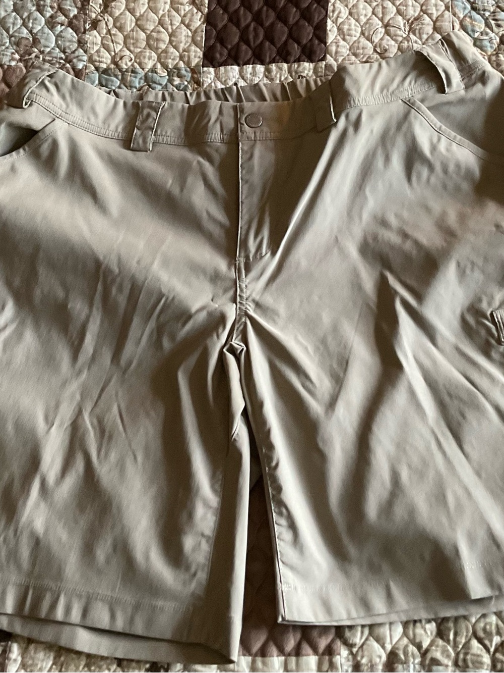 NWOT Women’s Duluth Trading Dry on the Fly 10” Khaki shorts.
Lightweight fabric.